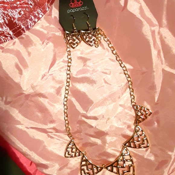paparazzi Jewelry - Nwt paparazzi necklace and earrings set